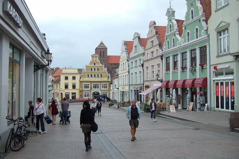 2009-08- (484).JPG - Einkaufsstraße mit dem Stammhaus von Karstadt (links)